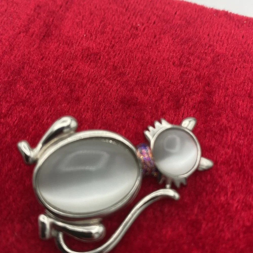 Silvertone moonstone cat kitty brooch pin w/ pink rhinestone collar 1.5”